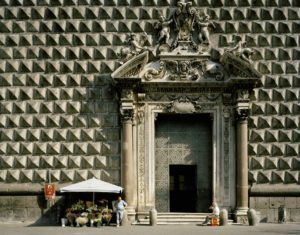 © Mark Power/Magnum Photos ITALY. Naples. Gesu Nuovo square. 2011 © Mark Power/Magnum Photos ITALY. Naples. Gesu Nuovo square. 2011