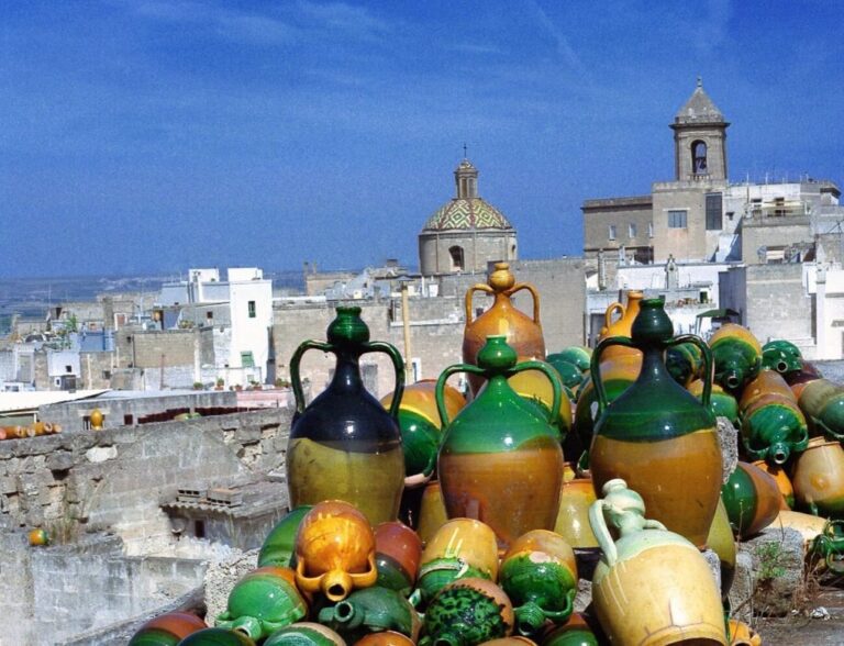 Una escursione guidata nelle gravine di Grottaglie, famosa città delle