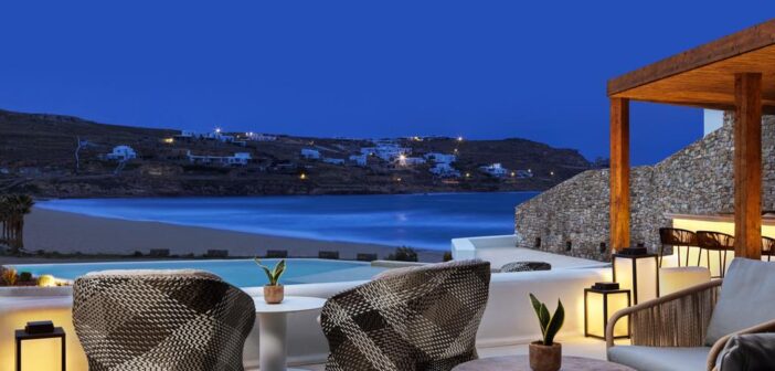 Relax per vacanze da sogno al resort Aegon, nella spiaggia di Kalo Livadi a Mykonos