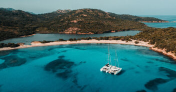 Il turismo sostenibile prende il largo: perché sempre più viaggiatori scelgono la barca a vela