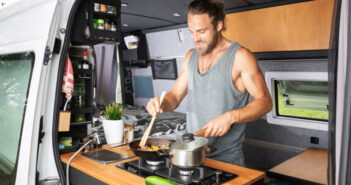 La cucina regionale si prepara in camper