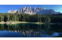 Carezza, il lago dell’arcobaleno dove si “ascolta” il vento