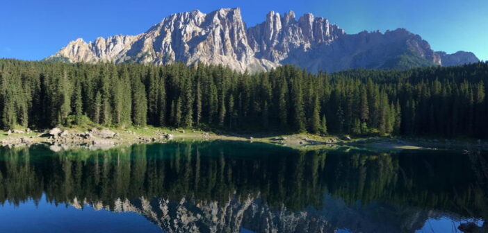 Carezza, il lago dell’arcobaleno dove si “ascolta” il vento